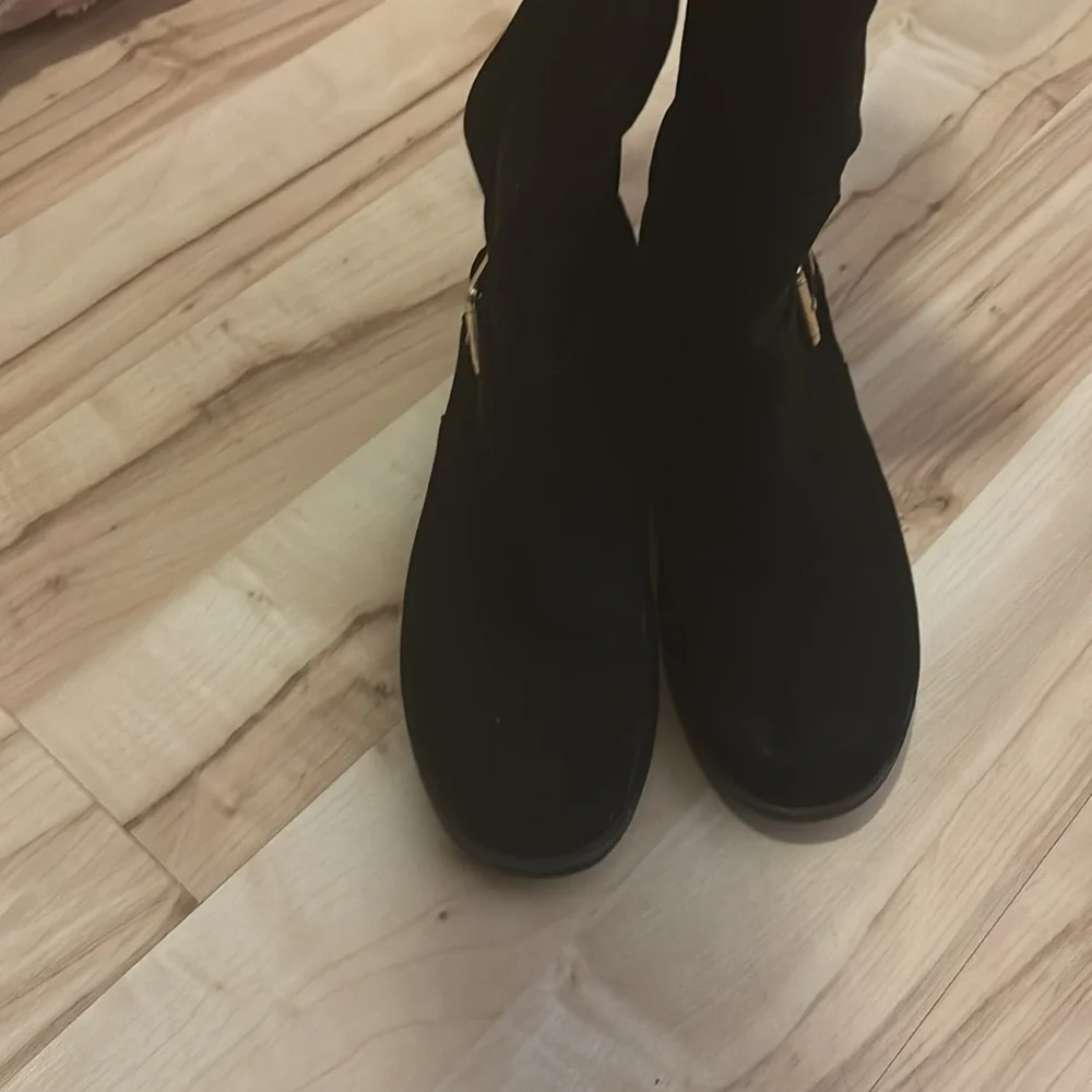 woman’s boot - Picture 3 of 4